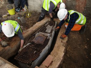 Image 6: Excavating the lead coffin of Leicester 
solicitor Thomas Ingram (d.1842). Image: ULAS
