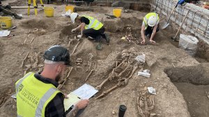 Archaeologists from the University of 
Leicester excavate medieval burials 
at Leicester Cathedral. Image: ULAS