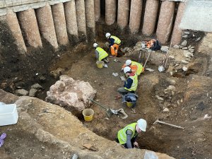 Archaeologists from the University of 
Leicester excavate a Roman cellar at 
Leicester Cathedral. Image: ULAS