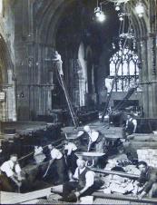Workmen digging the trench 
for a heating duct in the 
Cathedral's nave in 1926. 
Image: Leicester Cathedral