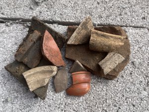 Roman pottery and building material 
recovered from the piling auger. 
Image: ULAS