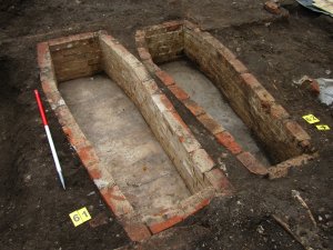 Two brick-lined graves. The upper 
chambers of these graves were 
both empty but both contain sealed 
lower chambers which will be 
excavated in the next phase of the 
project in 2022. Image: ULAS